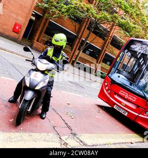 Garde-trafic assis sur UNE autocaravane en face de Un transport pour London Single Decker Red bus Banque D'Images