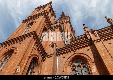 Vue à angle bas sur la Marktkirche à Wiesbaden, Allemagne Banque D'Images