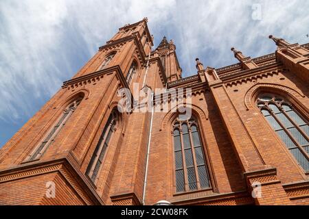 Vue à angle bas sur la Marktkirche à Wiesbaden, Allemagne Banque D'Images