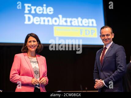 Mayence, Allemagne. 26 septembre 2020. Daniela Schmitt, secrétaire d'Etat et vice-présidente du FDP, et Volker Wissing, présidente du FDP et ministre de l'économie, seront sur le podium à la conférence du parti d'Etat du FDP de Rhénanie-Palatinat. Les Démocrates libres décideront de leur programme pour les prochaines élections d'État en mars. Wissing avait été élu le week-end précédent comme nouveau Secrétaire général du FDP fédéral. Credit: Frank Rumpenhorst/dpa/Alay Live News Banque D'Images