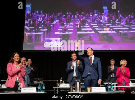 Mayence, Allemagne. 26 septembre 2020. Daniela Schmitt (l), secrétaire d'Etat et vice-présidente d'Etat du FDP, applaudit Volker Wissing (3e de droite), présidente d'Etat du FDP et ministre de l'Economie, après son discours à la conférence du parti d'Etat du FDP de Rhénanie-Palatinat. Ici, les Démocrates libres décideront de leur programme pour les prochaines élections d'État en mars. Wissing avait été élu le week-end précédent comme nouveau Secrétaire général du FDP fédéral. Credit: Frank Rumpenhorst/dpa/Alay Live News Banque D'Images