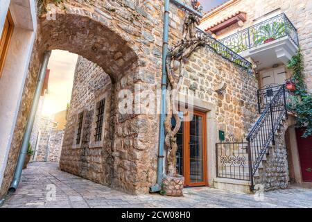 Rue médiévale dans la vieille ville de Budva, Monténégro Banque D'Images