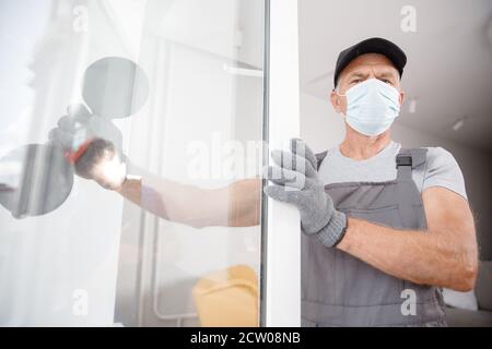 Installe les fenêtres et les portes en upvc plastique dans un masque médical Banque D'Images