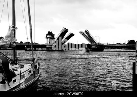 Voilier venant vers Schleibrücke à Kappeln - Allemagne Banque D'Images