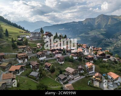 Vue aérienne du village de Tschiertschen dans les alpes suisses Banque D'Images