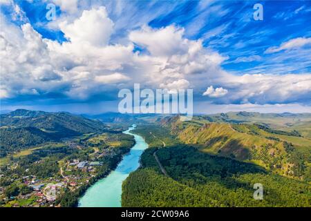 Altai montagnes république, Blue Katun River avec nuages Russie, vue aérienne de dessus Banque D'Images