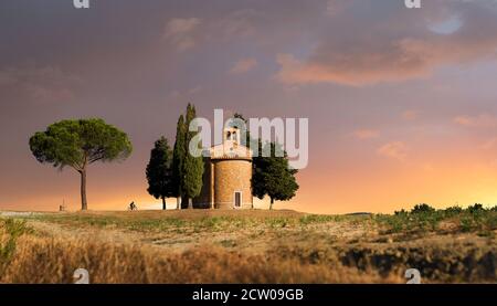 Lever de soleil après la tempête - Chapelle entre les arbres en Toscane, Italie Banque D'Images