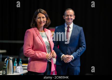 Mayence, Allemagne. 26 septembre 2020. Daniela Schmitt, vice-présidente d'État du FDP et élue meilleure candidate aux prochaines élections d'État, et Volker Wissing, présidente d'État du FDP et ministre de l'économie, sont sur le podium à la conférence du parti d'État du FDP de Rhénanie-Palatinat. Les Démocrates libres décideront de leur programme pour les prochaines élections d'État en mars. Wissing avait été élu le week-end précédent comme nouveau Secrétaire général du FDP fédéral. Credit: Frank Rumpenhorst/dpa/Alay Live News Banque D'Images