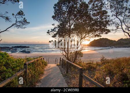 Un chemin menant à Little Beach à Scotts Head AS Le soleil se lève sur la côte nord de la Nouvelle-Galles du Sud De l'Australie Banque D'Images