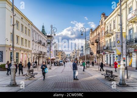 Kielce, Pologne, Mars 2019 Promenade animée, rue Henryka Sienkiewicza à Kielce avec des groupes de personnes et de touristes profitant de la marche ensoleillée Banque D'Images