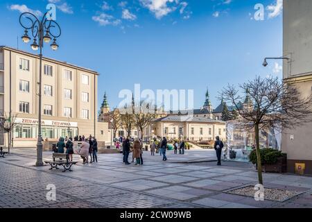 Kielce, Pologne, Mars 2019 Promenade animée, rue Henryka Sienkiewicza à Kielce avec des groupes de personnes et de touristes profitant de la marche ensoleillée Banque D'Images