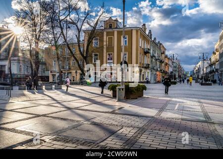 Kielce, Pologne, Mars 2019 Promenade animée, rue Henryka Sienkiewicza, à Kielce avec des groupes de personnes et de touristes profitant de la marche ensoleillée Banque D'Images