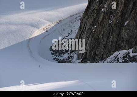 Deux alpinistes se sont rassemblés pour monter sur un glacier du Mont blanc, à Courmayeur, en Italie Banque D'Images