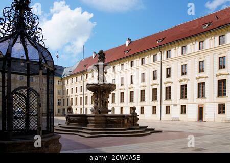 Deuxième cour, fontaine de Kohl, bâtiment au château de Prague, Hradcany, Prague, Bohême, République tchèque, Europe Banque D'Images