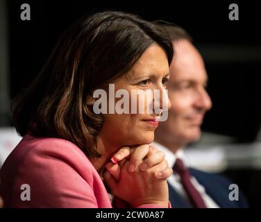 Mayence, Allemagne. 26 septembre 2020. Daniela Schmitt, vice-présidente d'État du FDP et élue meilleure candidate aux prochaines élections d'État, et Volker Wissing, présidente d'État du FDP et ministre de l'économie, sont sur le podium à la conférence du parti d'État du FDP de Rhénanie-Palatinat. Les Démocrates libres décideront de leur programme pour les prochaines élections d'État en mars. Wissing avait été élu le week-end précédent comme nouveau Secrétaire général du FDP fédéral. Credit: Frank Rumpenhorst/dpa/Alay Live News Banque D'Images