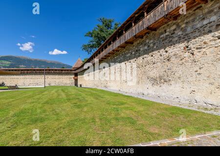 Les anciens murs de la ville fortifiée de Glurns, dans le Tyrol du Sud, en Italie, où vous pourrez vous promener dans un passage couvert Banque D'Images