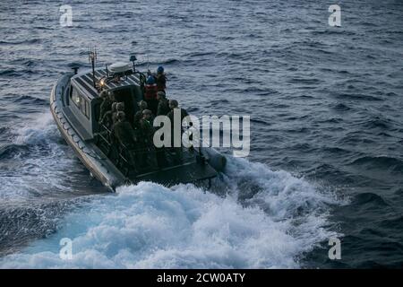 MER DES PHILIPPINES (sept 9, 2020) Marines avec le peloton de reconnaissance amphibie, 31e unité expéditionnaire maritime (MEU), montez sur un bateau gonflable à coque rigide du navire d'assaut amphibie USS America (LHA 6) pour mener une mission de formation de reconnaissance et de surveillance en préparation d'un raid de bateau. Le peloton de reconnaissance amphibie est spécialisé dans les opérations de reconnaissance au sol et amphibie comme principal élément de reconnaissance et de surveillance du 31e MEU. L'Amérique, vaisseau amiral de l'America Amphiobie Ready Group (ARG), 31e équipe du MEU, opère dans la zone d'opéra de la 7e flotte des États-Unis Banque D'Images