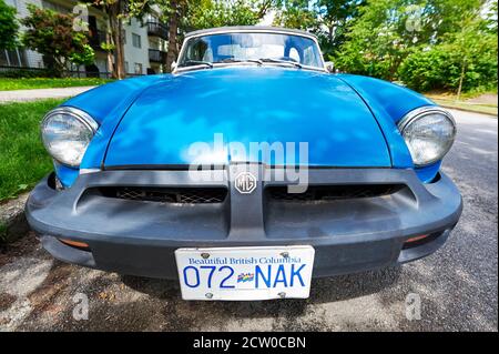 Vue avant isolée d'un pare-chocs nord-américain en caoutchouc bleu de 1975 MG MGB cabriolet MG voiture de sport vu à Vancouver, Colombie-Britannique, Canada Banque D'Images