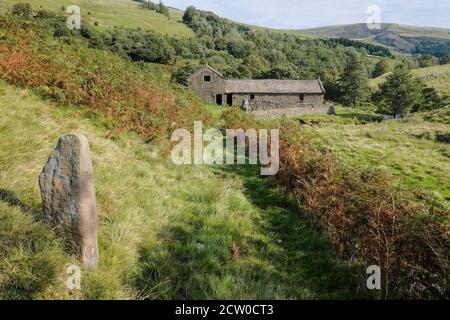 Vue sur la Barn Blackden abandonnée au pied de Blackden Brook, dans la région de High Peak, dans le Derbyshire Banque D'Images