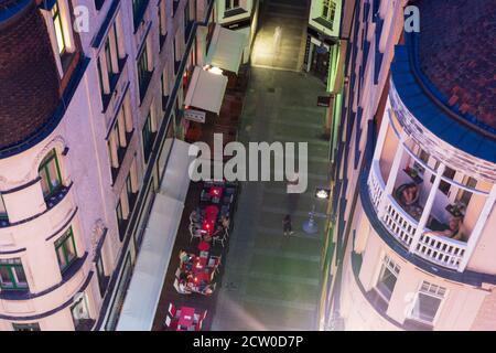 Brno (Brünn): Personnes au balcon, restaurant dans la vieille ville, Jihomoravsky, Südmähren, Moravie du Sud, Tchèque Banque D'Images