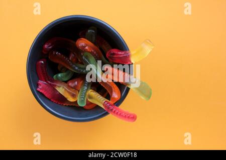 Vers délicieux Halloween dans un bol. Bonbons colorés en forme de vers de gelée. Banque D'Images