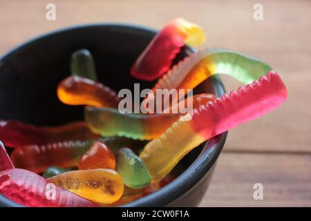 Vers délicieux Halloween dans un bol. Bonbons colorés en forme de vers de gelée. Banque D'Images