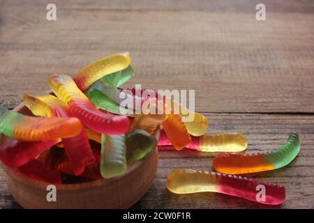 Vers délicieux Halloween dans un bol. Bonbons colorés en forme de vers de gelée. Banque D'Images