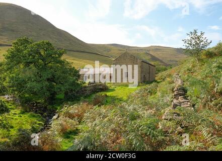 Vue sur la Barn Blackden abandonnée au pied de Blackden Brook, dans la région de High Peak, dans le Derbyshire Banque D'Images