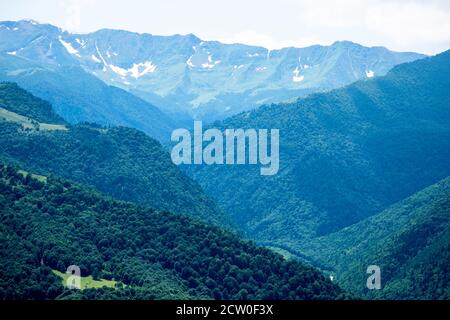 Le paysage de montagne, les montagnes, les arbres verts, la vallée, les glaciers Arkhyz Karachay-Cherkessia Russie Banque D'Images