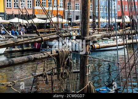 Copenhague, Danemark - 27 août 2019 : de vieux voiliers en bois amarrés le long d'un canal à Nyhavn, Copenhague, Danemark Banque D'Images