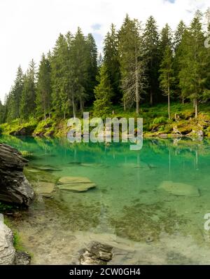 Lac de montagne suisse le matin, bleu turquoise. Banque D'Images