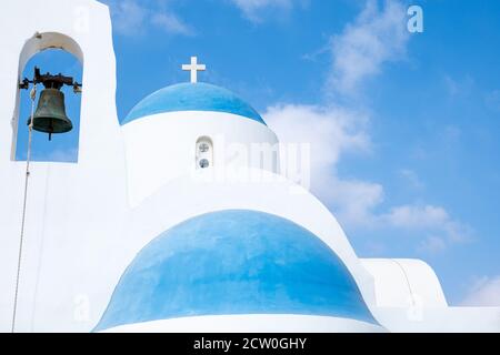 Église chrétienne traditionnelle avec dôme beffroi contre ciel bleu nuageux Banque D'Images