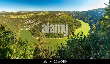 Vue sur le réservoir du Lac de Moron dans le Jura à la frontière entre la Suisse et la France. Banque D'Images