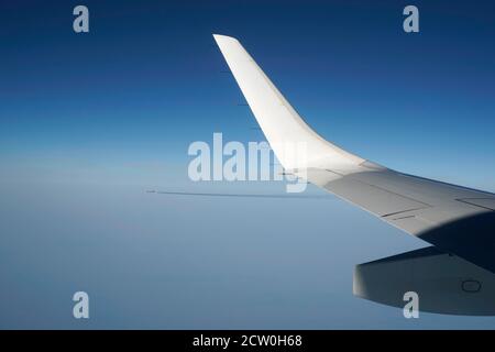 Trafic aérien au-dessus de l'Europe, vue d'un Embraer ERJ 190 de Bulgarie Air. Passage d'avion Banque D'Images