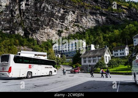 Editorial 09.07.2019 Geiranger Norvège touristes dans la ville sur un jour d'été Banque D'Images