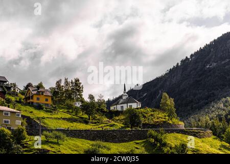 Église de Geiranger sur la colline surplombant le fjord lors d'une journée d'été lumineuse, Norvège Banque D'Images