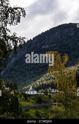 Vieille église de Geiranger sur la colline surplombant le fjord lors d'une journée d'été lumineuse, Norvège Banque D'Images