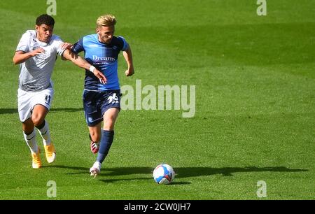 Morgan Gibbs-White (à gauche) de Swansea City et Jason McCarthy de Wycombe Wanderers se battent pour le ballon lors du match de championnat Sky Bet à Adams Park, Wycombe. Banque D'Images