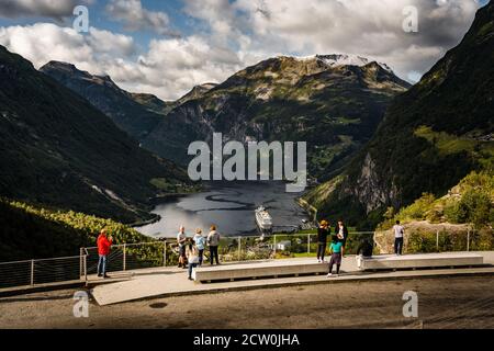 Editorial 09.07.2019 Geiranger Norvège touristes regardant vers le bas sur le fjord Geiranger d'un point de vue sur le flanc de montagne Banque D'Images