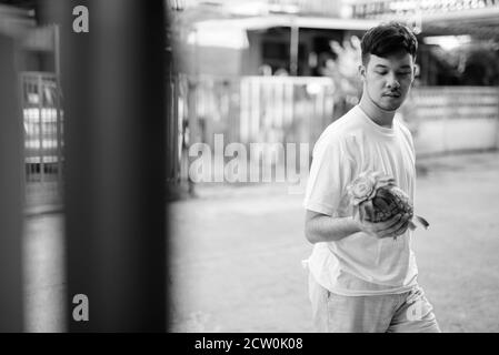 Young Asian man ananas à la maison Banque D'Images
