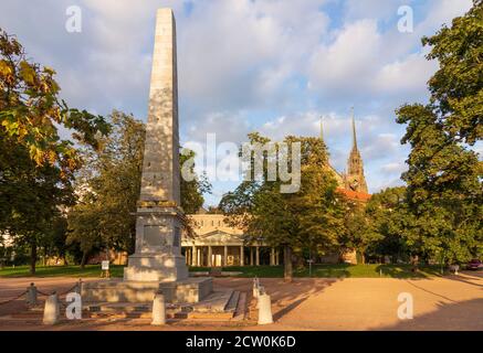 Brno (Brünn): Jardins Denis (Denisovy sady), colonnade, obélisque 1818 pour commémorer la fin des guerres napoléoniennes, cathédrale Saint-Pierre et Paul in Banque D'Images