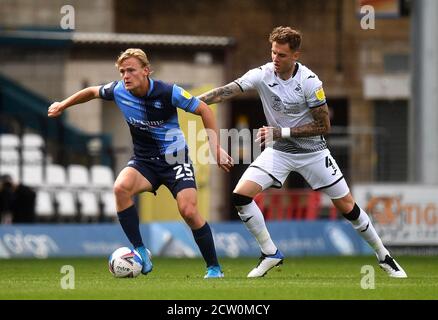 Joe Rodon (à droite) de Swansea City revient sur Alex Samuel de Wycombe Wanderers lors du match de championnat Sky Bet à Adams Park, Wycombe. Banque D'Images