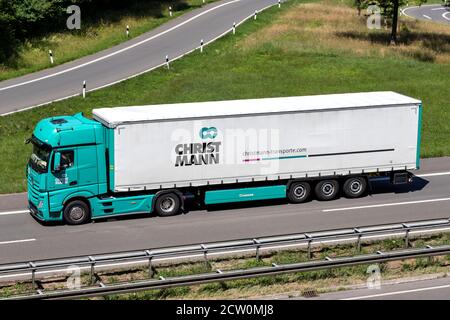 Camion de Christmann Mercedes-Benz Actros avec remorque sur l'autoroute. Banque D'Images