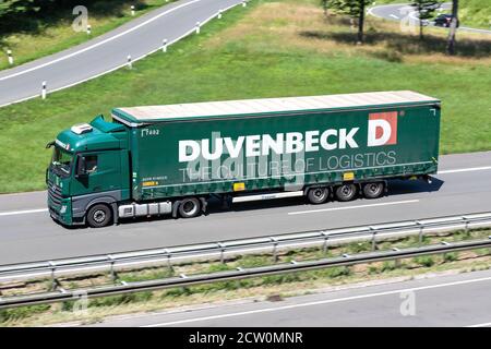 Duvenbeck Mercedes-Benz Actros camion avec remorque curtainside sur autoroute. Banque D'Images