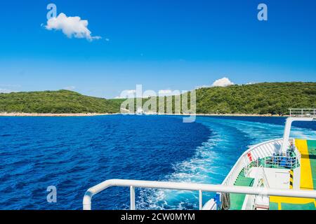 Traversée en ferry sur la mer Adriatique entre les îles de Cres Et Krk en Croatie Banque D'Images