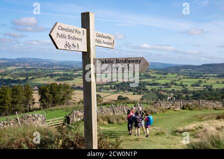 Marcheurs sur le sentier de Cleveland Way à l'extrémité des North York Moors en direction de Huthwaite Green, North Yorkshire, Angleterre, Royaume-Uni Banque D'Images