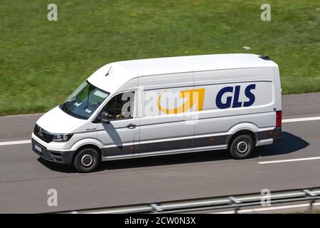 GLS MAN TGE camionnette de livraison sur autoroute. General Logistics Systems B.V. a été fondée en 1999 et est une filiale du service postal britannique Royal Mail. Banque D'Images