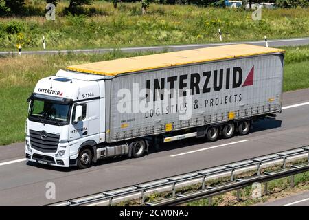 Camion Interzuid Mercedes-Benz Actros avec remorque sur l'autoroute. Banque D'Images