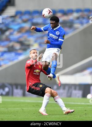 Luke Shaw de Manchester United (à gauche) et Tariq Lamptey de Brighton et Hove Albion se battent pour le ballon lors du match de la Premier League au stade AMEX de Brighton. Banque D'Images