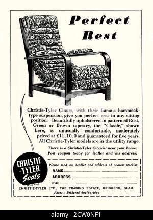 Une publicité de magazine 1951 pour les fauteuils Christie-Tyler. La chaise "utilitaire" est dotée d'une suspension de style hamac pour un "repos parfait". Christie-Tyler a été fondée en 1933 et est devenue l'un des plus grands fabricants de meubles du Royaume-Uni. Elle était basée à Bridgend, Glamorgan, au pays de Galles, au Royaume-Uni. Les produits comprennent des ensembles de salon et de salle à manger, et des ensembles de chambre à coucher. La société est entrée dans l'administration en 2005. Il a subi un rachat de gestion – vintage graphiques des années 1950. Banque D'Images